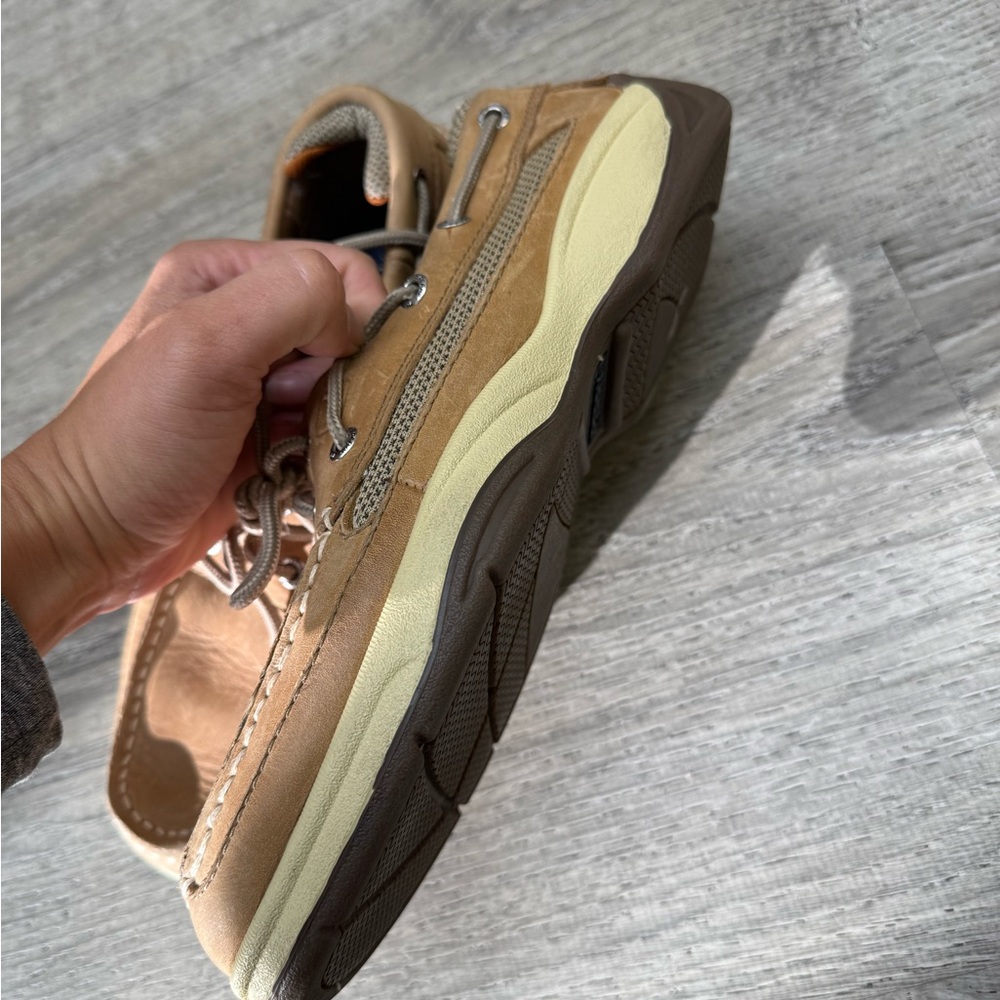 Sperry Men’s Tan Leather Boat Shoes with Contrast Laces - Picture 5 of 7